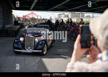 Moskau, Russland. 23. April 2023. Während der Rallye „Stolitsa“ in Moskau, Russland, am 23. April 2023 werden Retro-Autos in Augenschein genommen. Kredit: Alexander Zemlianichenko Jr/Xinhua/Alamy Live News Stockfoto