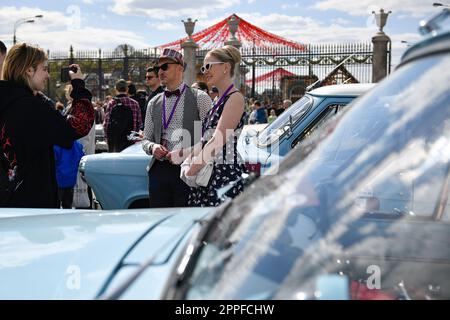 Moskau, Russland. 23. April 2023. Die Leute fotografieren während der „Stolitsa“-Retro-Rallye in Moskau, Russland, am 23. April 2023. Kredit: Alexander Zemlianichenko Jr/Xinhua/Alamy Live News Stockfoto