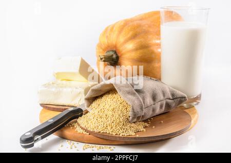 Kürbis, Hirse und andere Zutaten für Kürbisbrei auf hellem Hintergrund Stockfoto