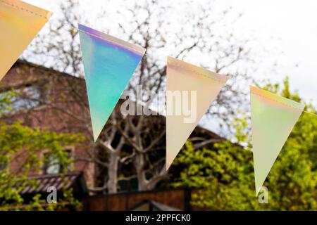 Partyflaggen im Hof, bunte Flaggen Stockfoto