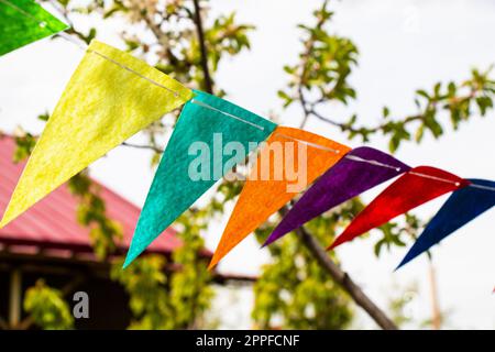 Partyflaggen im Hof, bunte Flaggen Stockfoto