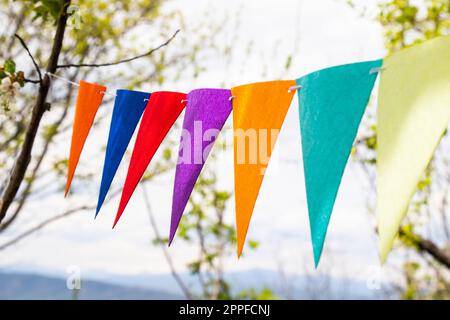 Partyflaggen im Hof, bunte Flaggen Stockfoto