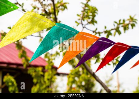 Partyflaggen im Hof, bunte Flaggen Stockfoto