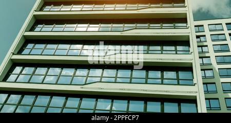 Modernes Apartmentgebäude aus Glas. Fassaden an einem hellen, sonnigen Tag Stockfoto