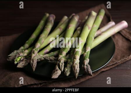 Frischer roher Spargel auf Holztisch, Nahaufnahme Stockfoto