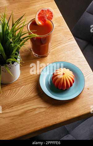 Kaffee mit Orangenschicht und Grapefruit-Dessert Stockfoto