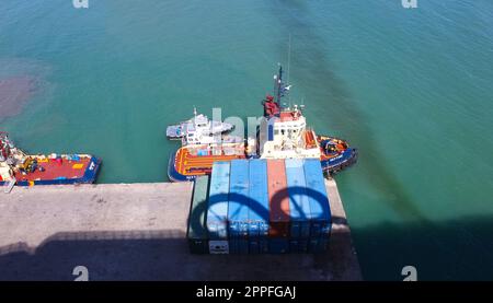 Patrouillenboot fährt in hellblau Stockfoto