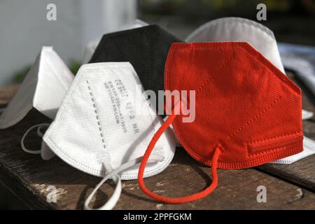 Mehrere verschiedene FFP2-Masken - mehrere verschiedene FFP2 Masken Stockfoto