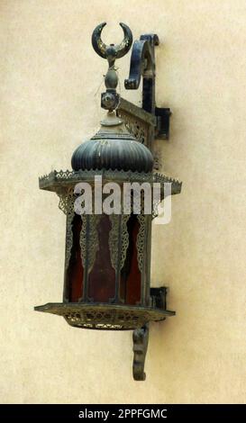 Lampe an der Wand einer arabischen Moschee Amr ibn al-AS in Kairo Stockfoto