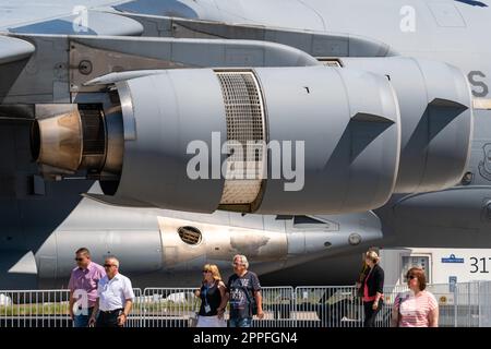 BERLIN, DEUTSCHLAND - 23. JUNI 2022: Jet-Triebwerke der Boeing C-17 Globemaster. Ausstellung ILA Berlin Air Show 2022 Stockfoto