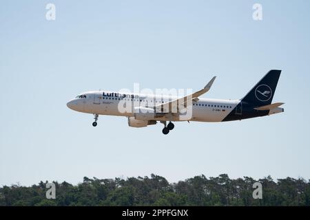 BERLIN, DEUTSCHLAND - 23. JUNI 2022: Schmalkörper-Düsenflugzeug Airbus A320-200 der Lufthansa. Stockfoto