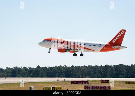 BERLIN, DEUTSCHLAND - 23. JUNI 2022: Schmalkarosserie-Jet-Linienflugzeug Airbus A320-214 der Fluggesellschaft easyJet Europe Stockfoto