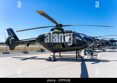 BERLIN, DEUTSCHLAND - 23. JUNI 2022: Zweimotoriger Hubschrauber Eurocopter EC135 T1 (jetzt Airbus Helicopters H135). Ausstellung ILA Berlin Air Show 2022 Stockfoto