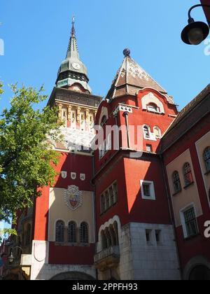 Subotica, Serbien, 12. September 2021 Rathaus von Subotica szabadka im ungarischen Jugendstil, Vojvodina, das ehemalige Territorium Österreich-Ungarn. An einem Sommertag besuchen die Leute Touristenattraktionen Stockfoto