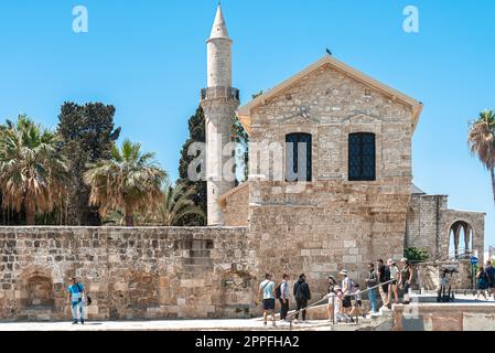 Larnaca, Zypern - 16. April 2022: Gruppe von Touristen vor der Burg Larnaca Stockfoto