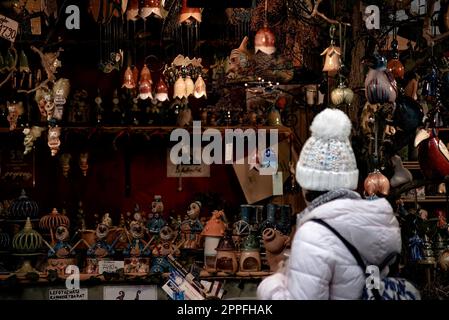 Budapest, Ungarn - 28. Dezember 2018: Kiosk mit handgefertigten Souvenirs auf dem Weihnachtsmarkt am Stephansplatz Stockfoto