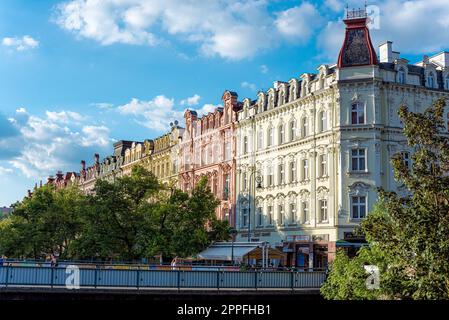 Karlsbad, Tschechische Republik - 26. Mai 2017: Blick auf das Ufer von J. Palacha in der Altstadt von Karlsbad Stockfoto