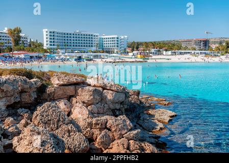 Ayia Napa, Zypern - 16. April 2022: Blick auf den berühmten Strand der Bucht von Nissi Stockfoto