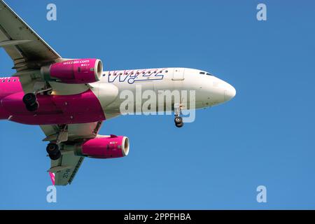 Larnaca, Zypern - 15. September 2022: Landung des Airbus A320-232 der Wizz Air Airlines am Flughafen Larnaca Stockfoto