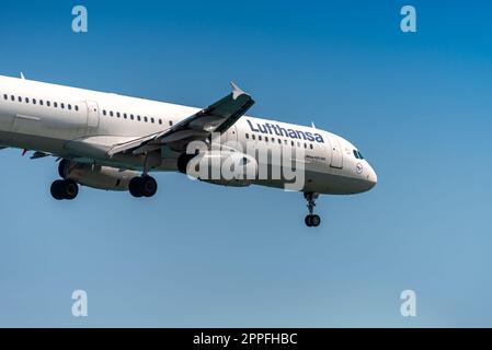 Larnaca, Zypern - 15. September 2022: Landung des Airbus A321-200 der Lufthansa Airlines am Larnaca Airport Stockfoto