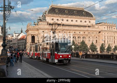 Prag, Tschechische Republik - 15 2019. Mai: Straßenbahn auf der Legionsbrücke vor dem Theater Stockfoto