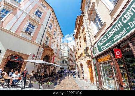 Prag, Tschechische Republik - 21. Mai 2017: Belebte Straße mit Cafés und Restaurants in der Prager Altstadt Stockfoto