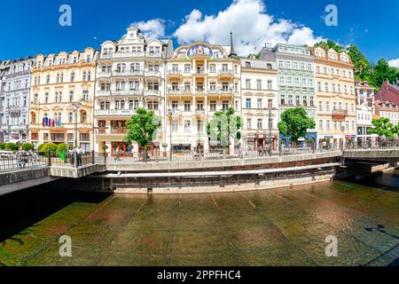 Karlovy Vary, Tschechische Republik - Mai 25 2019: Ufer des Flusses Tepla in der Altstadt Stockfoto