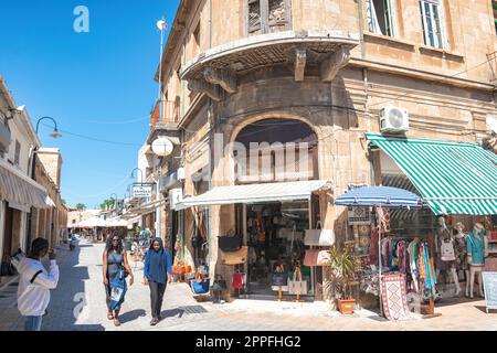 Nikosia, Zypern - 24. Oktober 2022: Ecke der Arasta Straße auf dem nördlichen besetzten Teil von Nikosia Stockfoto