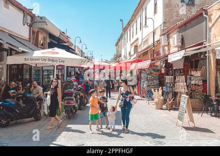 Nikosia, Zypern - 24. Oktober 2022: Blick auf die Einkaufsstraße Arasta Bazaar Stockfoto