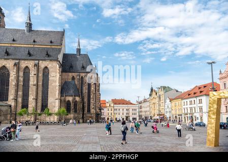 Pilsen (Pilsen), Tschechische Republik - 05. Mai 2022: Menschen auf dem Hauptplatz der Altstadt Stockfoto