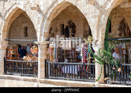 Nikosia, Zypern - 24. Oktober 2022: Galerie im zweiten Stock mit antiken Souvenirläden, Kunsthandwerkstätten im Buyuk Han (The Great Inn), einem mittelalterlichen Caravanserai Stockfoto