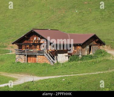 Typische alte Berghütte im Saanenland-Tal, Schweiz. Stockfoto