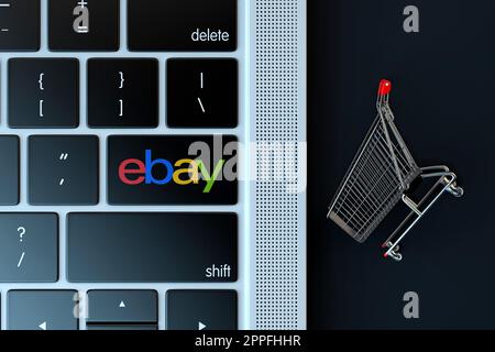 EBay-Logo auf Laptop-Tastatur und Miniatur-Einkaufswagen. 3D-Rendering Stockfoto