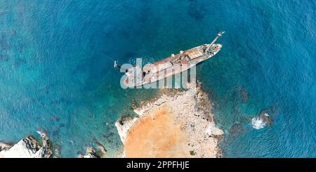 Aufnahme des Schiffswracks in der Nähe des Dorfes Pegeia. Paphos District, Zypern Stockfoto