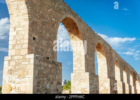 Blick aus dem niedrigen Winkel auf das mittelalterliche Aquädukt von Kamares in Larnaca, Zypern Stockfoto