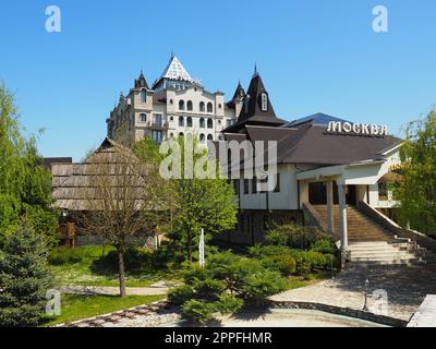 Stanisici, Bijelina, Bosnien und Herzegowina, 25. April 2021. RAS Hotel und Restaurant Moskau. Touristische Einrichtungen. Die Inschrift Moskau und Race. Junge grüne Bäume. Ethno-Dorf Stanishichi Stockfoto