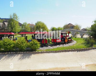 Stanisici, Bijelina, BiH, 25. April 2021. Eine Dampflokomotive für Kinder mit Menschen und Kindern fährt Passagiere. Die Lokomotive und die Wagen schon Stockfoto