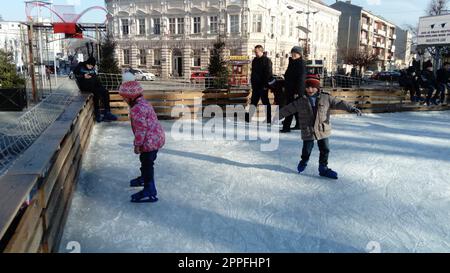 Belgrad, Serbien - 10. Januar 2020 Kinder und Erwachsene fahren im Stadtpark auf einer Eisbahn. Aktive Sportler haben Spaß. Eis auf der Eisbahn ist eine Glückssträhne Stockfoto