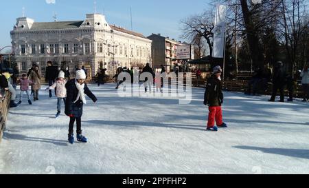 Belgrad, Serbien - 10. Januar 2020 Kinder und Erwachsene fahren im Stadtpark auf einer Eisbahn. Aktive Sportler haben Spaß. Eis auf der Eisbahn ist eine Glückssträhne Stockfoto