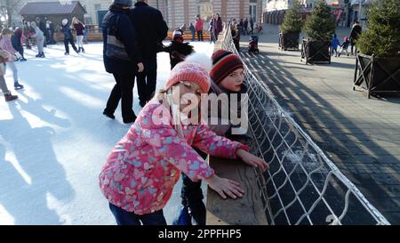 Belgrad, Serbien - 10. Januar 2020 Kinder und Erwachsene fahren im Stadtpark auf einer Eisbahn. Aktive Sportler haben Spaß. Eis auf der Eisbahn ist eine Glückssträhne Stockfoto