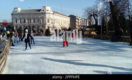 Belgrad, Serbien - 10. Januar 2020 Kinder und Erwachsene fahren im Stadtpark auf einer Eisbahn. Aktive Sportler haben Spaß. Eis auf der Eisbahn ist eine Glückssträhne Stockfoto