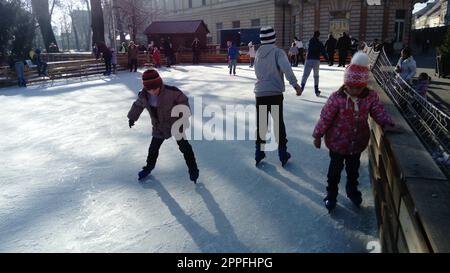 Belgrad, Serbien - 10. Januar 2020 Kinder und Erwachsene fahren im Stadtpark auf einer Eisbahn. Aktive Sportler haben Spaß. Eis auf der Eisbahn ist eine Glückssträhne Stockfoto