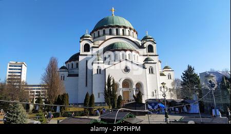 Belgrad, Serbien - 14. Februar 2020 Tempel des Hl. Sava in Belgrad am Nachmittag bei sonnigem Wetter. Großes religiöses Gebäude im neo-byzantinischen Stil. Weiße marmorfassade Stockfoto