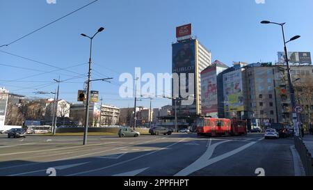 Belgrad, Serbien - 24. Januar 2020: Slaviaplatz im Zentrum von Belgrad. Kreisverkehr. Aktiver Verkehr, Autos, öffentliche Verkehrsmittel, Ampeln, Straßenmarkierungen. Hotel Slavia und moderne Gebäude. Stockfoto