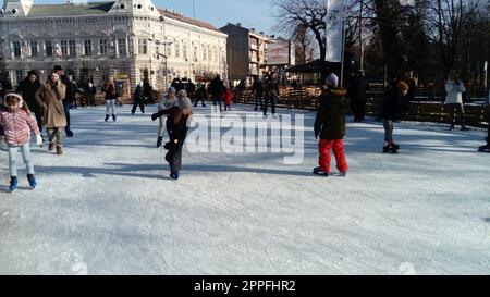 Belgrad, Serbien - 10. Januar 2020 Kinder und Erwachsene fahren im Stadtpark auf einer Eisbahn. Aktive Sportler haben Spaß. Eis auf der Eisbahn ist eine Glückssträhne Stockfoto