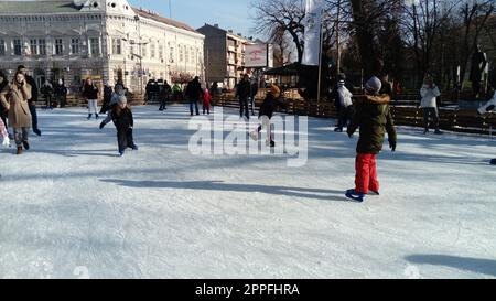 Belgrad, Serbien - 10. Januar 2020 Kinder und Erwachsene fahren im Stadtpark auf einer Eisbahn. Aktive Sportler haben Spaß. Eis auf der Eisbahn ist eine Glückssträhne Stockfoto