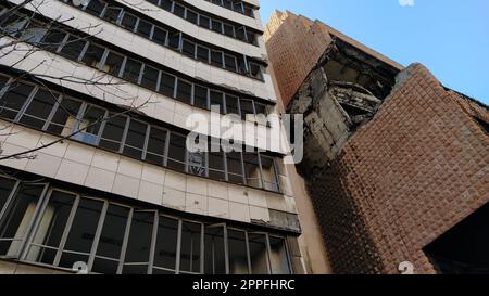 Belgrad, Serbien - 24. Januar 2020: Ehemaliges Gebäude des Verteidigungsministeriums Jugoslawiens in Belgrad, schwer beschädigt während des Bombenanschlags während der Operation der Alliierten Truppen durch NATO-Streitkräfte Stockfoto