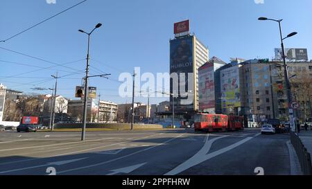 Belgrad, Serbien. 20. März 2020. Slavia-Platz. Zentraler Kreisbereich mit aktivem Verkehr. Das berühmte Hotel Slavia. Gebäude, vielversprechende Fahrzeuge und Straßenlaternen. Sonniges Wetter Stockfoto