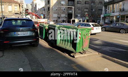 Belgrad, Serbien. 24. Januar 2020. Müllcontainer im Stadtzentrum. Fahrbahn mit Autos. Asphaltstraße mit Passanten. Ein Editorial-Foto von der Balkansk Street. Stockfoto