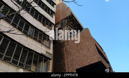 Belgrad, Serbien - 24. Januar 2020: Ehemaliges Gebäude des Verteidigungsministeriums Jugoslawiens in Belgrad, schwer beschädigt während des Bombenanschlags während der Operation der Alliierten Truppen durch NATO-Streitkräfte Stockfoto